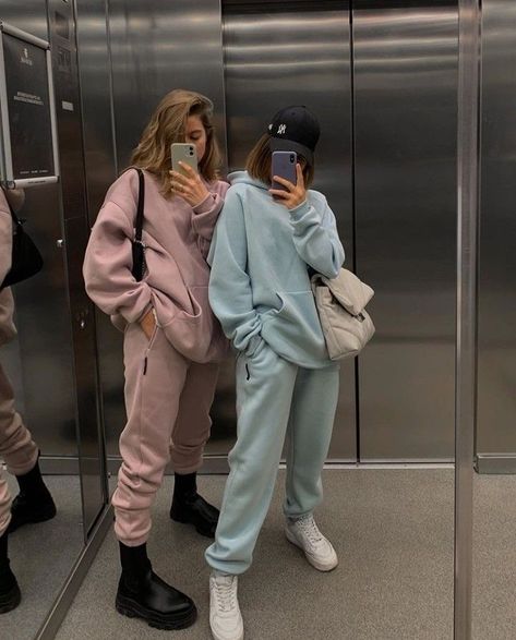 L0V3 Bff Matching Outfits, Photos Bff, Sisters Photoshoot Poses, Sweatpants And Hoodie, Bff Matching, Bestie Outfits, Matching Outfits Best Friend, Sweats Outfit, Best Friend Outfits