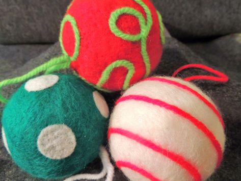 Needle Felt Crafts, Christmas Diy Felt, Styrofoam Ball Crafts, Diy Felt Garland, Christmas Tree Ornaments Felt, Felting Christmas, Felted Christmas Ornaments, Felted Fox, Wool Crafts Diy