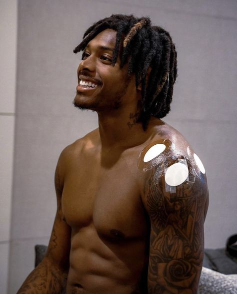 Nfl Players Tattoos, Jalen Ramsey Aesthetic, Jalen Ramsey Pfp, Football Boys Black, Black Nba Players, Fine Football Players, Fine Nfl Players, Nfl Players Aesthetic, Black Nfl Players