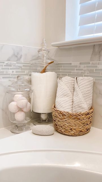 Bathroom Jars Storage, Built In Tub Decor, Bath Salts Decor Bathroom, Around The Bathtub Decor Ideas, Corner Bath Tub Decor, Bath Bomb Organization Ideas, Master Tub Decor Ideas, Bathtub Corner Decor, Bath Salt Organization