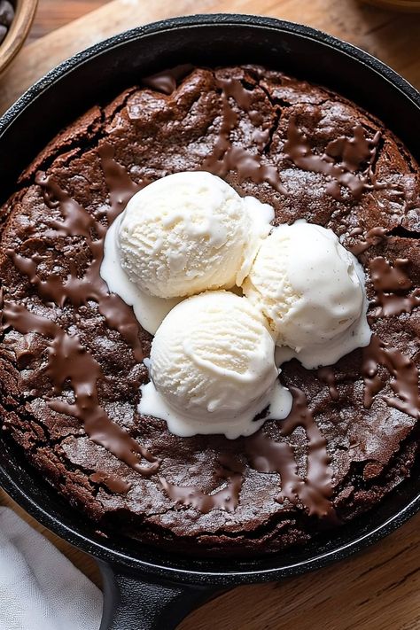 Skillet Brownie - Insanely Good Gooey Brownie Pie, Brownie Pizza, Skillet Desserts, Skillet Brownie, Cast Iron Skillet Cooking, Gooey Brownies, Skillet Cooking, Cookie Bar, Cooking Chocolate