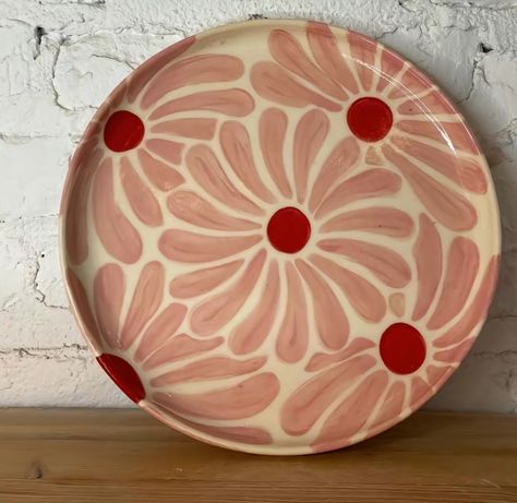 Simple Color Me Mine Ideas, Sun Pottery Painting Ideas, Pottery Painting Ideas Plates Floral, Handpainted Plate Ideas, Dishwear Aesthetic, Ceramics Bowl Painting Ideas, Pottery Painting Simple Ideas, Pottery Painting Dots, Paint Your Pottery Ideas