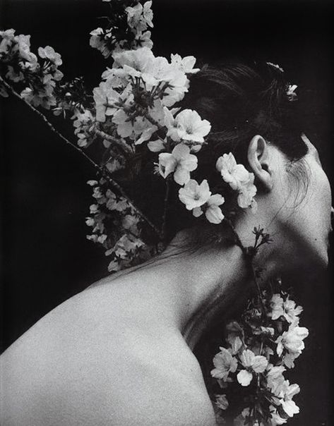 be Deep Books, Woman With Flowers, Flowers In Her Hair, Salou, Foto Art, Foto Inspiration, 인물 사진, White Photo, Photography Inspo