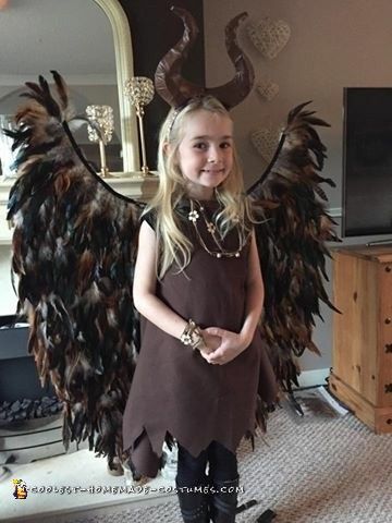 My daughter wanted to dress up as Maleficent when she was younger, so I made her this easy Maleficent costume. The wings look amazing and elaborate, yet we Cool Girl Costumes, Maleficent Costume Diy, Maleficent Costume Kids, Maleficent Halloween Costume, Maleficent Halloween, Maleficent Costume, Homemade Costume, Diy Kostüm, Homemade Costumes