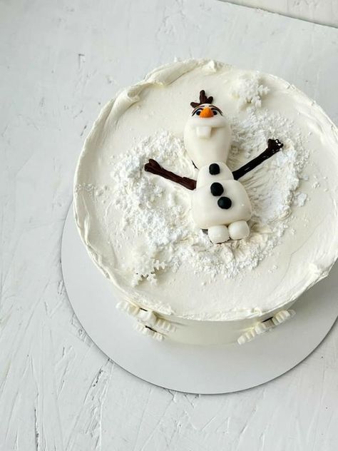 Olaf Cake Birthday, Winter Birthday Cakes, Winter Birthday Cake Ideas, Olaf Frozen Cake, Olaf Birthday Cake, Olaf Cupcakes, Olaf Birthday Party, Winter Torte, Olaf Cake