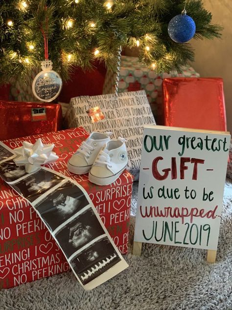 38 Christmas Pregnancy Announcements for Your Baby Reveal - Just Simply Mom Christmas Gender Reveal, Baby Announcement Photoshoot, Pregnancy Hacks, Fun Baby Announcement, Christmas Baby Announcement, Cute Pregnancy Announcement, Baby Announcement Pictures, Christmas Pregnancy Announcement