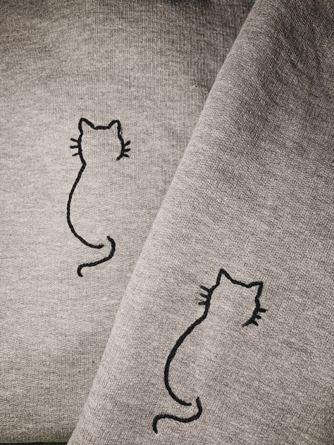 Dog Hand Embroidery Patterns, Embroidered Cats Embroidery Designs, Grey Sweatshirt Embroidery, Cat Outline Embroidery, How To Embroider A Cat, Small Cat Embroidery, Cat Embroidery Ideas, Cat Embroidery Pattern Free, Embroidery Black Tshirt