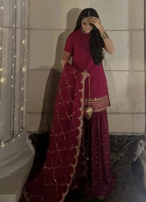 Fancy Dresses For Pakistani Wedding, Shaadi Dresses Pakistani, Desi Shadi Aesthetic, Pakistani Shadi Dresses, Pakistani Traditional Dresses, Red Indian Outfit, Red Gharara, Shadi Outfits, Shaadi Outfits