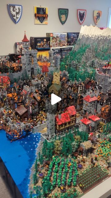 Beyond the Brick on Instagram: "Huge LEGO Castle by @intenss_bricks" Lego Art Ideas, Lego Ideas To Build Easy House, Lego Castle Ideas, Lego Build Ideas, Easy Lego Creations, Lego Village, Lego Creative, Lego Castle, Lego Room