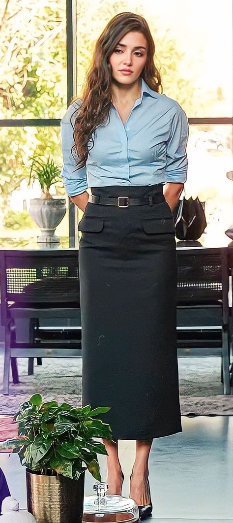 Bambaska Biri Hande Ercel Outfit, Turkish Actress Outfit, Actress Outfits, Turkey Actress, Hande Ercel Style, Brown Sequin Dresses, Female Clothes Outfits, Curvy Casual Outfits, Long Skirt Outfits