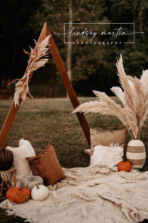 Natal, Simple Fall Photoshoot Setup, Cheap Fall Photography Props, Fall Photoshoot Decor Ideas, Fall Set Up For Photography Indoor, Fall Decor For Photo Shoot, Fall Lifestyle Photoshoot, Fall Photo Studio Ideas, Fall Outdoor Picture Setup