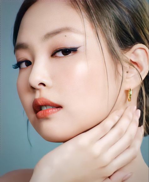 Jennie Hera, Pink Bg, Double Ear Piercings, Korea Makeup, Fotografi Digital, Beauty Products Photography, Dior Beauty, Jennie Kim Blackpink, Beauty Shots