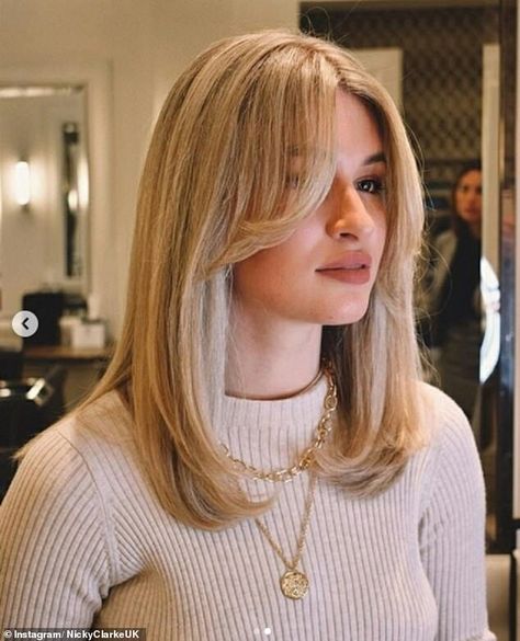 Short Hair With Angles, Bangs Middle Part, Hair Upstyles, Bangs With Medium Hair, Haircuts For Medium Hair, Haircuts Straight Hair, Long Blonde, Beauty Stuff, Hair Inspo Color