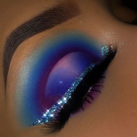 𝐊𝐚𝐲𝐥𝐞𝐞 on Instagram: “𝙽𝙾𝙲𝚃𝚄𝚁𝙽𝙰𝙻 Palette @jeffreestarcosmetics “Blue Blood” Glitter @jcatbeauty Sparkling powder “Winter icicle” Lashes @shameless_lashes…” Icicle Makeup Look, Blue Eyeshadow With Brown Eyes, Eyeshadow With Brown Eyes, Dark Winter Eyeshadow, Winter Eyeshadow Looks, Winter Eyeshadow, Christmas Makeup Look, Fall Palette, Makeup Is Life