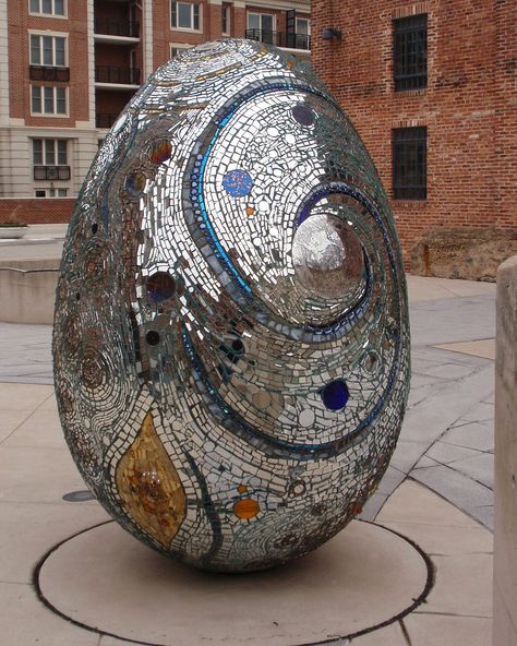 Egg Sculpture, American Visionary Art Museum, Eggs Art, Mosaic Sculpture, Mosaic Hearts, Mosaic Inspiration, Mosaic Murals, Broken Mirror, Mosaic Pictures