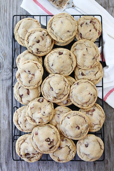 Malted Chocolate Chip Whopper Cookies from twopeasandtheirpo... #recipe #cookies Whopper Cookies, Malted Cookies, Meringue Drops, Whoppers Candy, Dessert Healthy, Slow Cooker Desserts, Recipe Dessert, Cookie Butter, Malted Milk