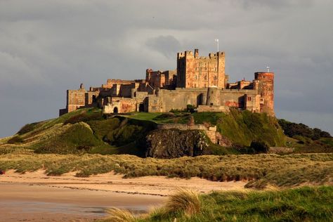 Bamburgh castle - day trips from Newcastle Bamburgh Castle, Bodiam Castle, Northumberland England, Northumberland Coast, Castles To Visit, Walking Routes, Newcastle Upon Tyne, Beautiful Castles, Mountain Top