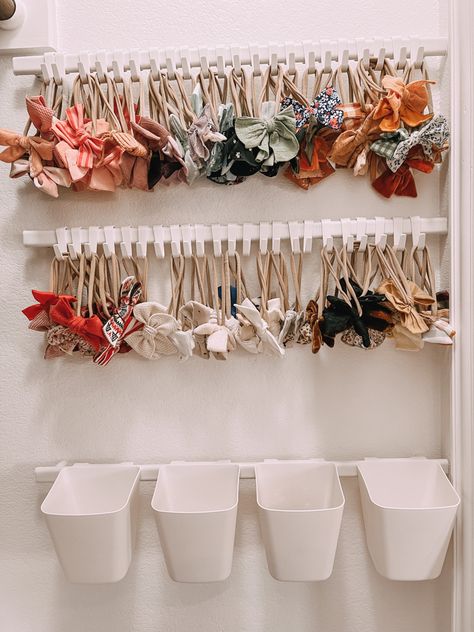 Newborn Bow Storage, Baby Girl Bow Storage, Bow Organizer Nursery, Baby Bow Organization Diy, Bow Storage Nursery, Nursery Bow Organization, Baby Bow Organization, Bow Storage Ideas, Bow Organization