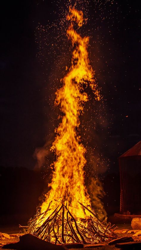 Thanks to Claire Rush for making this photo available freely on @unsplash 🎁 Location Freedom, Bonfire Party, Fire Image, Free High Resolution Photos, Shadow Photos, Bonfire Night, Iphone Background Images, Minimal Web Design, Night Photos