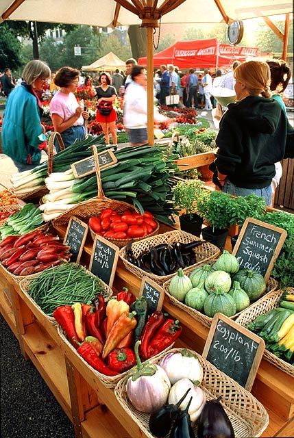 7 Simple Tips to Staying Healthy on Vacation Farmers Market Stand, Farmers Market Display, Farmer Market, Vegetable Stand, Open Market, Stand Ideas, Fruit Shop, Market Ideas, Market Displays