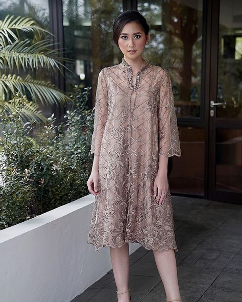 AIMEE. di Instagram "❌SOLD OUT❌ LILLY COLOUR : Light Brown SIZE : All size Kalula Collection 2019 #aimee__id #aimee #dresses #dress #lookbook…" Model Dress Brokat Modern, Brokat Modern, Model Dress Kebaya, Dress Brokat Modern, Kebaya Lace, Batik Dress Modern, Dress Pesta, Simple Style Outfits, Kebaya Dress