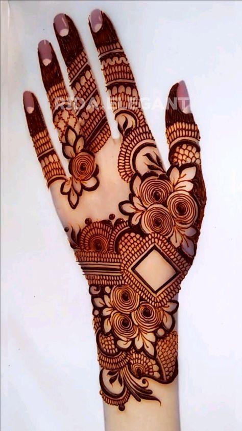 Back Designs Mehndi, Mehendi Hand Back Design, Arabic Mehndi Designs Latest Back, Back Hand Mehndi Designs Right Hand, Simple Mehndi For Back Hand, Right Hand Mehndi Design Simple, Back Arabic Mehendi Designs, Arabic Design Mehndi, Mehndi Back Designs