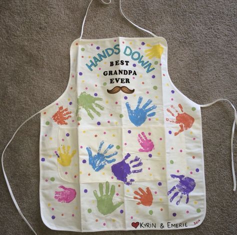 Special grandparent gift ideas: DIY handprint apron from the kids Diy Grandparent Gifts, Grandparent Gift Ideas, Best Gifts For Grandparents, Grandpa Christmas, Grandparents Christmas, Best Grandpa, Christmas Gifts For Parents, Fathers Day Crafts, Diy Valentines Gifts