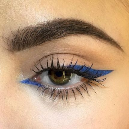 Winter Eyeshadow, Makeup Kawaii, Eyeliner Tips, Mekap Mata, Gyaru Makeup, Blue Eyeliner, Smink Inspiration, Face Beat, Hooded Eye Makeup