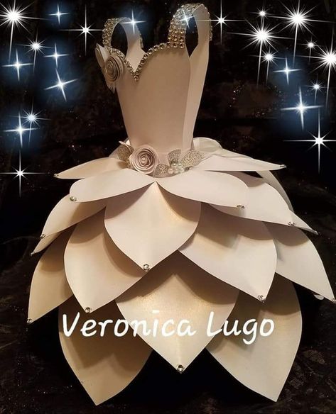 Vestidos de papel Cardboard Dress, Ballerina Centerpiece, Recycled Costumes, Newspaper Dress, Recycled Dress, Paper Fashion, Paper Dress, Creative Costumes, Fancy Dress For Kids