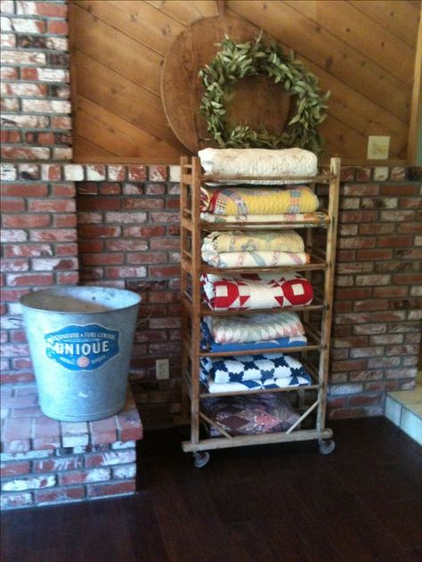 25 Clever but Practical Blanket Storage Ideas You'll Love - Life on Kaydeross Creek Quilt Stands Wooden, Blanket Storage Ideas, Display Quilts, Quilt Racks, Quilt Hanging, Wooden Shoe Rack, Quilt Ladder, Quilt Room, Quilt Hangers