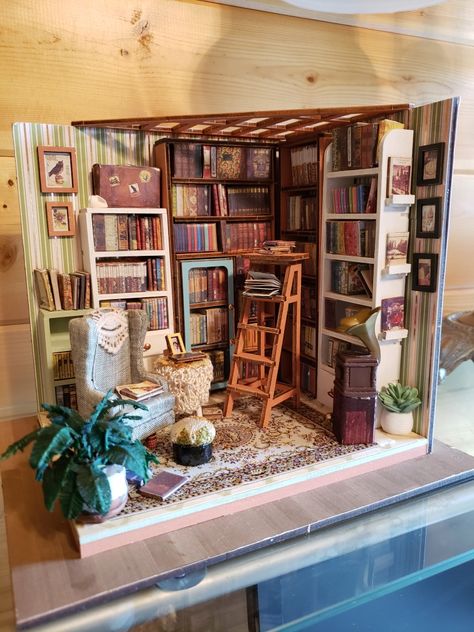 Mini Museum, Dollhouse Library, Miniature Library, Miniature Bookshelf, Miniature School, Room Box Miniatures, Bookshelf Art, Mini Library, Cute Miniature