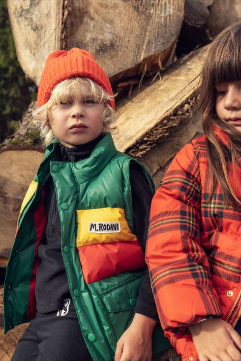 Kids puffer jackets with playful prints, perfect autumn outerwear for kids during colder seasons Kids Winter Outfits Boys, Winter Jacket Outfits, Puffer Jacket Outfit, Kids Winter Outfits, Boys Winter Jackets, Toddler Jacket, Kids Clothes Boys, Kids Outerwear, Mini Rodini