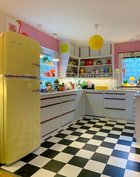 50s House, Retro Style Kitchen, Funky Kitchen, 1950s Kitchen, Kids Room Wallpaper, Retro Home, Dream House Decor, Kitchen Colors, Retro Kitchen