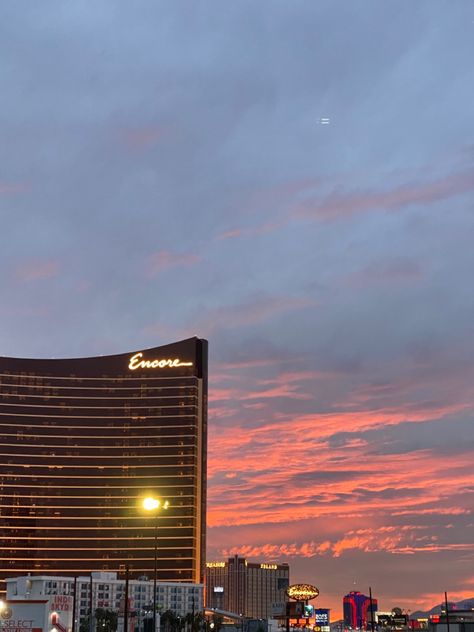 Las Vegas City Aesthetic, Las Vegas Vibes Aesthetic, Vegas Lights Aesthetic, Vegas Scenery, Sunset Las Vegas, Las Vegas Sunset, Encore Las Vegas, Sunset Window, Mandalay Bay Las Vegas