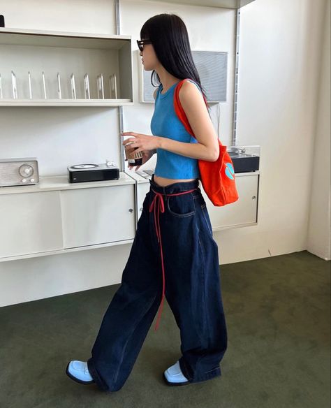 Japan Summer Street Style, 90’s Summer Outfits, Fun Park Outfit, Tokyo Outfits Summer, Primary Colors Outfit, Summer Korean Outfits Street Styles, Orange Bag Outfit, Japan Summer Fashion, Orange And Blue Outfit