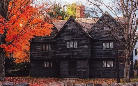 Halloween and Autumn 👻🍂 on Instagram: “I want to visit the Salem Witch House sometime in the future! It looks absolutely spooky. 🎃👻🕷🕸🍂 #Halloween #Autumn #Fall 📷: Jeff Folger” Salem Witch House, Salem Witch Museum, Colonial Mansion, Essex Street, Salem Witch Trials, Haunted Dollhouse, Salem Massachusetts, Salem Witch, Most Haunted