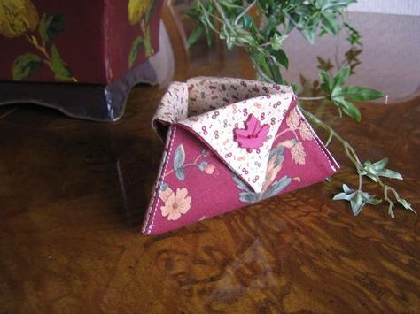 Make a Thread Catcher in Less Than 30 Minutes Thread Catcher Pattern, Make Your Own Pins, Sewing Caddy, Thread Catcher, Needle Books, Pin Cushions Patterns, Sewing Equipment, Quilt Retreat, Quilted Gifts