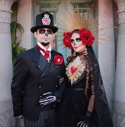 Dia de Los muertos Carnaval Make-up, Catrina Costume, Scary Couples Halloween Costumes, Halloween Costume Couple, Halloween Makeup Sugar Skull, Sugar Skull Costume, Halloweenský Makeup, Halloween Parejas, Best Couples Costumes