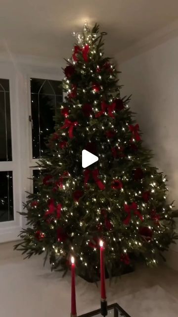 Be Glamorous on Instagram: "Beautiful decor 🌹 @lilliegracep" Christmas Tree Decorations Red And Gold, Red Gold And White Christmas Tree, Christmas Tree Ideas Red And Gold, Red White And Gold Christmas Tree, Christmas Tree Red And Gold, Red Gold Christmas Tree, Beautiful Christmas Trees Decorated, Christmas Tree Roses, Roses Decor