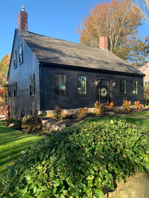 Dark Grey Cape Cod House Exterior, Black Cape House Exterior, Black New England House, Cape Cod Home Exterior Colors, Black Saltbox House, New England Cape House Exterior, Dark Cape Cod House Exterior, New England Saltbox House, Moody Colonial Exterior