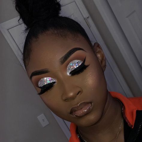 youtube: Zakia Chanell  pinterest: elchocolategirl instagram: elchocolategirl  snapchat: elchocolategirl Silver Makeup Looks, Eye Makeup Cut Crease, Birthday Makeup Looks, Maquillage On Fleek, Glitter Makeup Looks, Silver Makeup, Glitter Eye Makeup, Beauty Make-up, Black Makeup