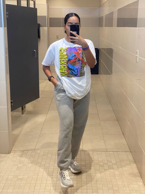 A women takes a mirror selfie of her gym outfit. Big T Shirt Workout Outfit, Covered Up Gym Outfits, Workout Outfits Tshirt, Loose Fit Gym Outfits, Big Tee Shirt Gym Outfits, Gym Outfit Graphic Tee, Covered Gym Outfits, Oversized Hoodie Gym Outfit, Simple Gym Outfits For Women