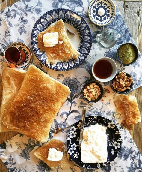 Iraqi Culture Aesthetic, Iraq Breakfast, Iraqi Aesthetic, Iraqi Breakfast, Iraqi Wedding, Iraqi Culture, Iraqi Cuisine, Lebanese Breakfast, Breakfast Presentation