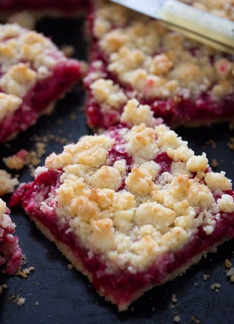 Currant Cake Recipe, Red Currant Cake, Red Currant Recipe, Keto Raspberry Cheesecake, German Coffee Cake, Currant Cake, Currant Recipes, Keto Raspberry, Raspberry Cheesecake Bars