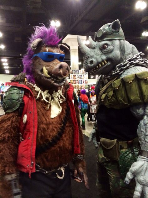 TMNT's Bebop and Rocksteady cosplay (taken at Comikaze 2014)... Do any of you know these awesome cosplayers? Guy Cosplay, Teenage Mutant Ninja Turtles Cosplay, Mens Cosplay, Male Cosplay Ideas, Cosplay Men, Cosplay Ideas Men, Tmnt Cosplay, Shredder Cosplay, Tmnt 2012 Street Punk