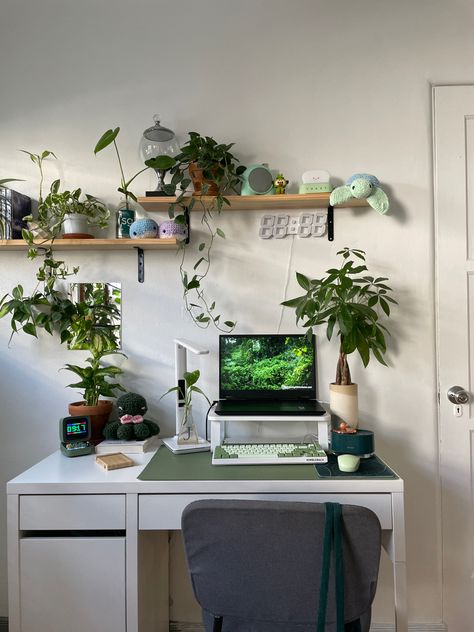 Aesthetic Student Desk Setup, Aesthetic Student Room Decor, Natural Desk Aesthetic, Sage Green Gamer Room, Matcha Desk Setup, Green Desk Accessories, Aesthetic Green Room Decor, Green Imac Desk Setup, Dorm With Plants