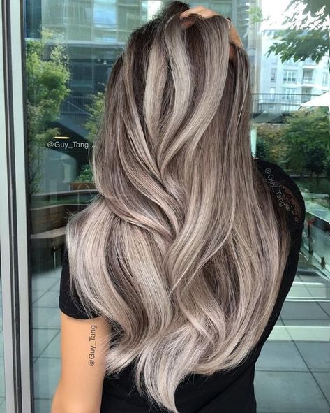 Descubre el mejor estilo para hacerte mechas californianas platinadas y cenizas. Para las chicas morenas que desean un cambio sin arriesgarse demasiado con los tonos claros, ésta es una excelente opción que le dará vida a su tono natural de piel. Atrévete a hacerte mechas en el cabello corto o largo. Las mechas rubias platinadas van perfecto con cualquier corte de pelo, corto mediano o largo. Los tintes platinados en mechas o balayage son una gran tendencia de pelo 2019 y 2020. Gray Hair Color Ombre, Hialeah Florida, Grey Hair Color Silver, Blond Ombre, Grey Hair Dye, Dyed Hair Pastel, Hair Blond, Colored Hair Extensions, Silver Hair Color