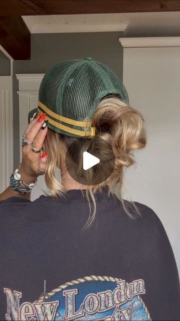 TORIE BLISS on Instagram: "My viral messy bun but with a hat 💚✨" How To Style A Ball Cap Women, Messy Hat Hairstyles, Hat And Bun Hairstyle, Messy Bun With Hat Tutorial, Bun With Hat Baseball Caps, Messy Bun Hat Hairstyles, How To Wear Caps Women, Updos With Hats, Updo With Hat