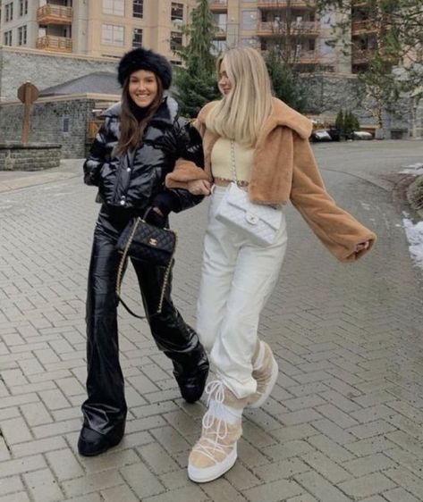 Winter Outfits Snow Boots, Ski Boots Outfit, Moon Boot Aesthetic, Outfit With Moon Boots, Short Moon Boots Outfit, Outfits With Moon Boots, Moonboot Outfit Ideas, Snow Fashion Outfits, Low Moon Boots Outfit