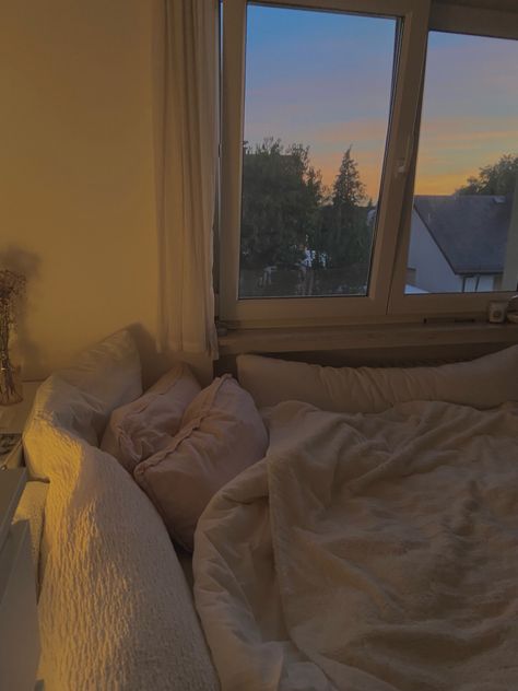 Apartment Bedroom Inspo Aesthetic, Made Bed Aesthetic, Bed Set Up, Lazy Activities, That Girl Room Aesthetic, Comfy Aesthetic Room, Cozy Bed Aesthetic, Aesthetic Cozy Bedroom, Small Room Ideas